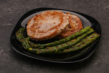 Grilled tuna steak with asparagus