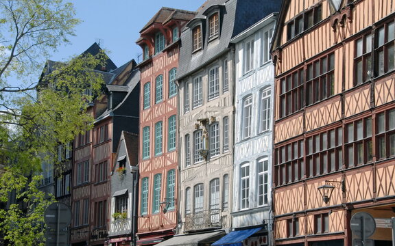 Ville de Rouen, façades colorées des maisons à pans de bois du centre historique, département de Seine-Maritime, France	