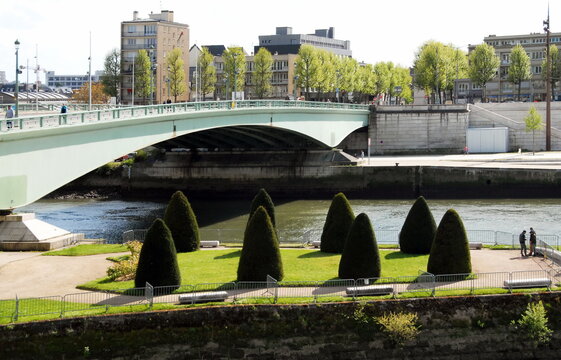 Ville de Rouen, pont métallique enjambe la Seine, jardins en premier plan, département de Seine-Maritime, France