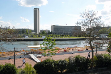 Fototapeta premium Ville de Rouen, quai de Seine et jardins aménagés, bateau amarré, département de Seine-Maritimes, France