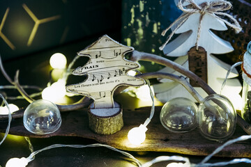 Décoration de Noël à la maison fabriquée à la main - Sapins et guirlande lumineuse avec...