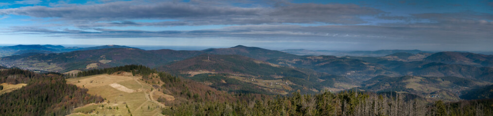 Fototapeta na wymiar Panorama z wieży widokowej na górze Gorc