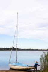 Blaues Segelboot am Teterower See