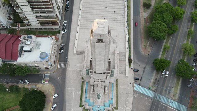 Monumento nacional a la bandera de Rosario, Argentina un d&iacute;a nublado desde un drone al atardecer en 4k. 