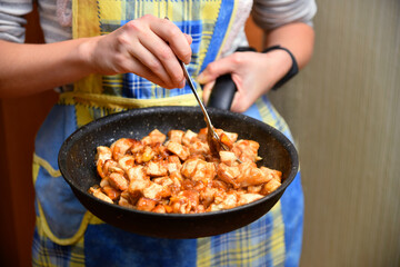 Cook cooked meat in a frying pan