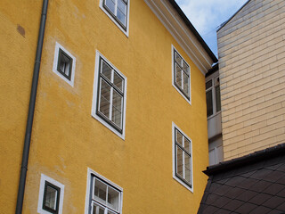 Hausfassade - Innenhof mit verwinkelten Gebäuden