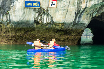 Luon Cave in Vietnam, mit dem Kajak durch die schroffen Kalksteinklippen paddeln und die H&ouml;hle erkunden.
