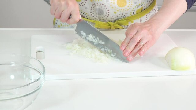 玉葱をみじん切りにしていく調理シーン