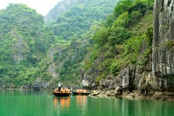 Fototapeta na wymiar Luon Cave in Halong, eine Tour mit Schlauchbooten durch die schroffen Kalksteinklippen in Nordvietnam.