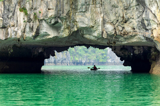 Luon Cave in Vietnam, mit dem Kajak durch die schroffen Kalksteinklippen paddeln und die H&ouml;hle erkunden.
