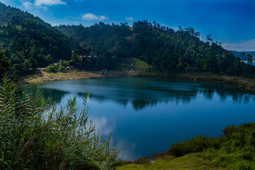 Lago Tziscao en Chiapas es el m&aacute;s grande del Parque Nacional Lagunas de Montebello y se encuentra entre los l&iacute;mites de Guatemala y M&eacute;xico.
