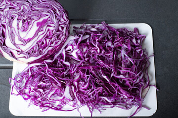 Obraz premium chopped purple cabbage on a cutting board