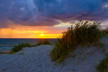 Sonnenuntergang in den Sanddünen an der Küste Dänemark