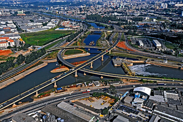 Vista aérea do encontro do rio Tietê e rio Pinheiros. São Paulo. Brasil