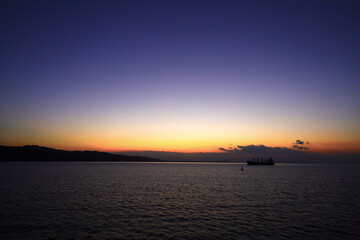 夕焼けと船