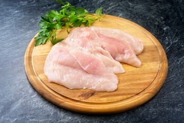 Rohes traditionelles Hähnchen Schnitzel chicken mit Kräuter angeboten als close-up auf einem...