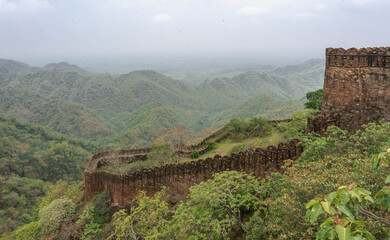 Obraz premium The Great Wall of India is called the fortress walls of Kumbalgarh Fort, India