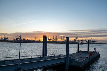 Fototapeta premium Hafen im Sonnenuntergang