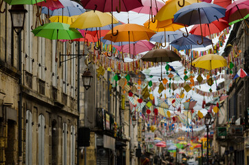 Fototapeta na wymiar Regenschirme über der Straße