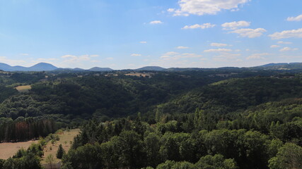 Fototapeta na wymiar Auvergne-Rhône-Alpes - Puy-de-Dôme - Panorama sur la plaine de la Limagne et les Monts Dômes