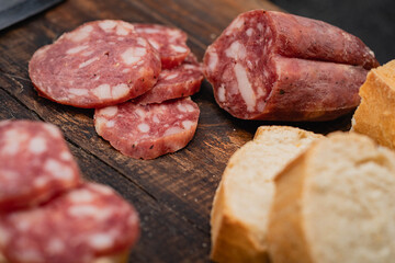 salame de la colonia tipo casero sin cascara con especies pimienta pan sobre madera  cordoba argentina
