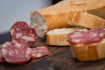 salame de la colonia tipo casero sin cascara con especies pimienta pan sobre madera  cordoba argentina