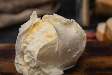burrata queso tipo italiano de leche crema y mozzarella con fondo oscuro y lugar para texto cordoba argentina