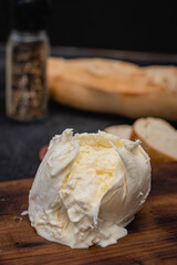 burrata queso tipo italiano de leche crema y mozzarella con fondo oscuro y lugar para texto cordoba argentina