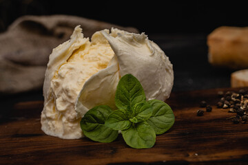 burrata queso tipo italiano de leche crema y mozzarella con fondo oscuro y lugar para texto cordoba argentina
