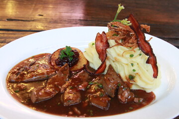 Tyrolean veal liver with potato mash, bacon, apple rings  and fried onions