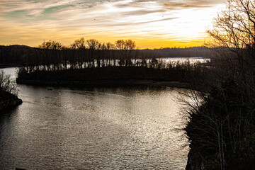 Obraz premium Lake with a beautiful gold sky 
