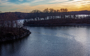 Fototapeta premium Lake with a beautiful gold sky 