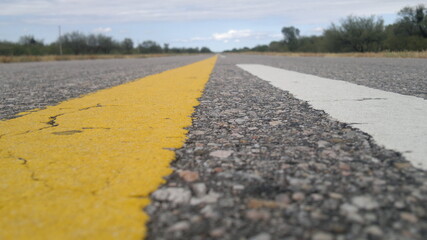 Asfalto de ruta con línea amarilla y blanca
