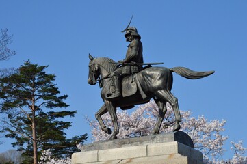 桜と伊達政宗騎馬像