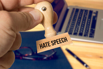 Ein Mann und ein Stempel Hass Sprache