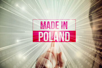 Ein Mann drückt auf den Button Made in Poland