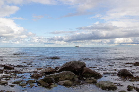 Schroffe Felsen im Meer