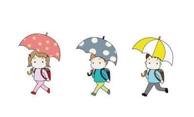 傘を差して学校へ行く子供たち　マスク着用