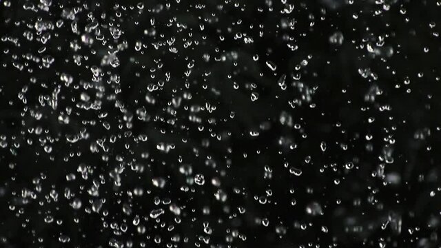 激しく落ちる水滴