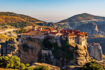 Obraz premium varlaam and Roussanou monastery, an unesco world heritage site, located on a unique rock formation above the village of Kalambaka during fall season.