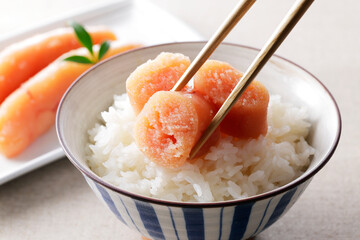ご飯に乗った辛子明太子(無着色)　Spicy seasoned cod roe (Karashimentaiko)