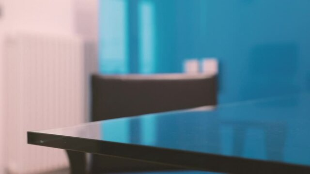 Prendendo le chiavi dal tavolo