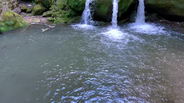 Schwenk nach oben zum Wasserfall  Schiessent&uuml;mpel im M&uuml;llerthal in Luxemburg 