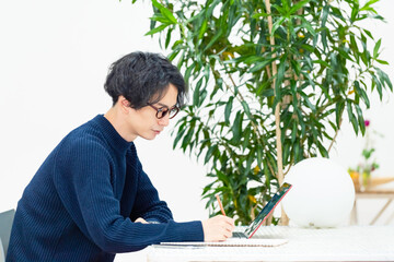 スケッチする男性　デザイナー　イラストレーター　漫画家