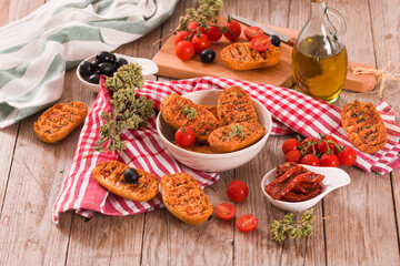 Toasted bread with tomato and oregano.