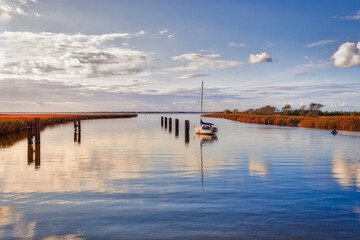 Obraz premium stille Ostsee mit Boot im Abendlicht