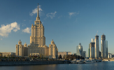 Fototapeta na wymiar Autumn morning over the Moscow river