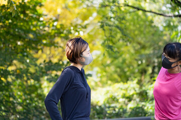 マスクをつけたスポーツウェア姿の30代日本人女性2人