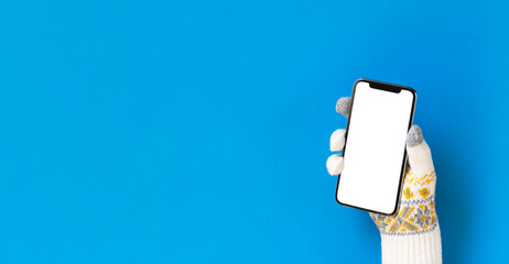 Winter Smartphone Material Blank Screen The Person Wearing Gloves Has A Smartphone 冬のスマホ素材 ブランク画面 手袋をした人がスマホを持つ Wall Mural Kana Design Image