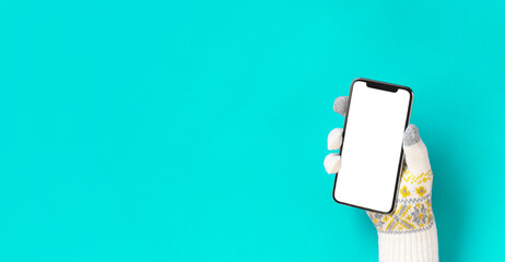 Winter Smartphone Material Blank Screen The Person Wearing Gloves Has A Smartphone 冬のスマホ素材 ブランク画面 手袋をした人がスマホを持つ Wall Mural Kana Design Image